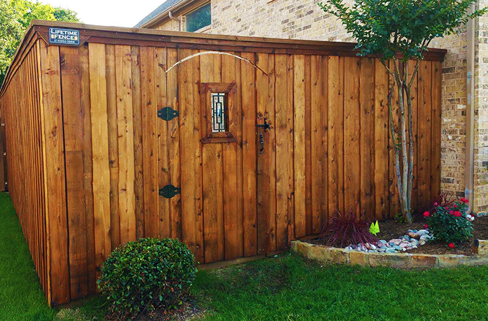Cedar Wood Privacy Fence w/ Gate Ornament